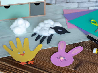Osterbasteln mit Kleinkindern: Oster-Bastelideen mit Handabdrücken. Osterbasteln mit Kleinkindern: Oster-Bastelideen mit Handabdrücken.