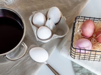 Eier natürlich färben: Weisse Ostereier werden in einen Topf mit Naturfarbe getaucht. Eier natürlich färben: Weisse Ostereier werden in einen Topf mit Naturfarbe getaucht.