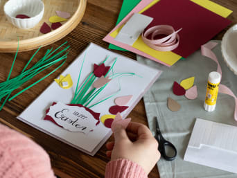 Paaskaart knutselen voor volwassenen: DIY-paaskaart met een prachtig tulpenboeket-motief. Paaskaart knutselen voor volwassenen: DIY-paaskaart met een prachtig tulpenboeket-motief.