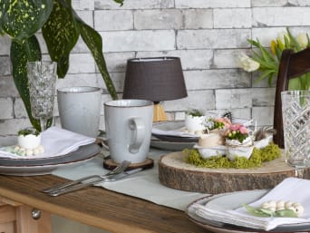 Tischdeko Ostern: Ostertisch dekorieren für das gemeinsame Essen mit der Familie.