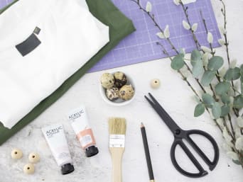 Osterdeko basteln: Bastelmaterialien für die kreativen DIY-Ideen auf einem Tisch. Osterdeko basteln: Bastelmaterialien für die kreativen DIY-Ideen auf einem Tisch.