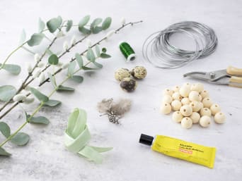 Osterdeko basteln aus Naturmaterialien: Bastelmaterialien für den Osterkranz.  Osterdeko basteln aus Naturmaterialien: Bastelmaterialien für den Osterkranz.