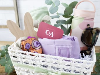 Kleine Ostergeschenke für Erwachsene in einem Geschenkkorb. Kleine Ostergeschenke für Erwachsene in einem Geschenkkorb.