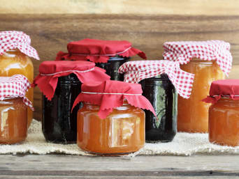 Ostergeschenk für Erwachsene: Hübsch gestaltete Einmachgläser für die Ostermarmelade. Ostergeschenk für Erwachsene: Hübsch gestaltete Einmachgläser für die Ostermarmelade.