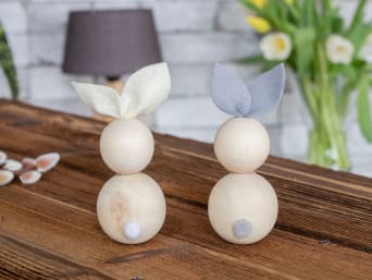 Tischdeko Ostern basteln: die süßen Hasen eignen sich auch super als kleines Mitbringsel.