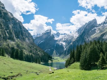 Appenzellerland: Blick auf Bergkulisse und Bergsee des Appenzellerlands. Appenzellerland: Blick auf Bergkulisse und Bergsee des Appenzellerlands.