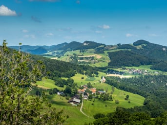 Juragebirge: Blick auf das Schweizer Juragebirge mit Wäldern und kleinen Dörfern. Juragebirge: Blick auf das Schweizer Juragebirge mit Wäldern und kleinen Dörfern.