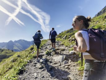 Jura Höhenweg: Gruppe von jungen Leuten wandert einen felsigen Weg hinauf. Jura Höhenweg: Gruppe von jungen Leuten wandert einen felsigen Weg hinauf.