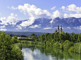 Kärnten Wandern: Die Alpen hinter der Stadt Villach. Kärnten Wandern: Die Alpen hinter der Stadt Villach.