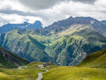Wandern Kärnten: Eine Bergstraße mit dem Großglockner im Hintergrund. Wandern Kärnten: Eine Bergstraße mit dem Großglockner im Hintergrund.