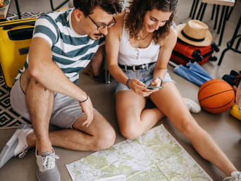 Aktivurlaub: Ein junges Paar plant gemeinsam den Aktivurlaub und recherchiert zur Urlaubsregion. Aktivurlaub: Ein junges Paar plant gemeinsam den Aktivurlaub und recherchiert zur Urlaubsregion.
