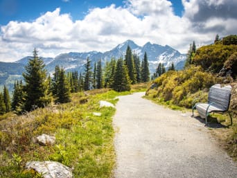 Wanderwege Steiermark: Wanderweg mit Bank in den steirischen Bergen. Wanderwege Steiermark: Wanderweg mit Bank in den steirischen Bergen.