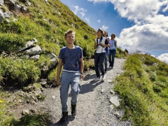 Tirol wandern: Familie wandert in den Alpen. Tirol wandern: Familie wandert in den Alpen.