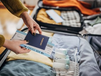Koffer platzsparend packen und Gewicht reduzieren: Kosmetik in nachfüllbaren Reisefläschchen. Koffer platzsparend packen und Gewicht reduzieren: Kosmetik in nachfüllbaren Reisefläschchen.