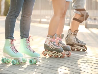 Rollschuhe oder Inliner – Nahaufnahme von Rollschuhen und Inlinern.
