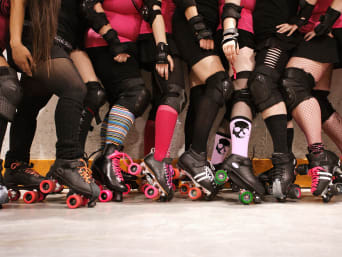 Roller Derby Skates – Roller Derby Team in ihren Wettkampfoutfits.  Roller Derby Skates – Roller Derby Team in ihren Wettkampfoutfits.