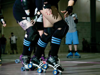 Roller Derby Rollschuhe – Team wartet auf den Anpfiff. Roller Derby Rollschuhe – Team wartet auf den Anpfiff.
