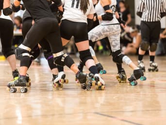 Roller Derby Ausrüstung – Roller Derby Teams spielen gegeneinander. Roller Derby Ausrüstung – Roller Derby Teams spielen gegeneinander.