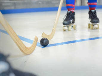Rollhockey – Spieler warten auf den Anpfiff.  Rollhockey – Spieler warten auf den Anpfiff.