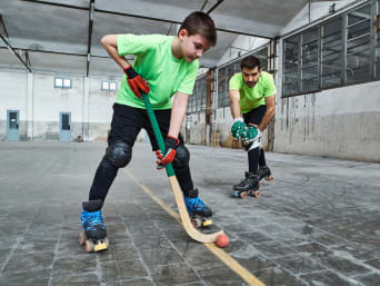 Rollhockey – Vater und Sohn trainieren zusammen. Rollhockey – Vater und Sohn trainieren zusammen.