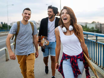 Skateboarding ist nicht nur ein Sport, sondern auch ein Lifestyle, den man mit Freunden teilt. Skateboarding ist nicht nur ein Sport, sondern auch ein Lifestyle, den man mit Freunden teilt.