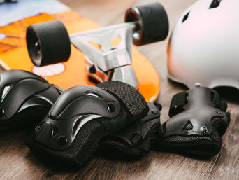 Skateboard Ausrüstung: Helm und Schützer gehören zum sicheren Skateboarding dazu. Skateboard Ausrüstung: Helm und Schützer gehören zum sicheren Skateboarding dazu.