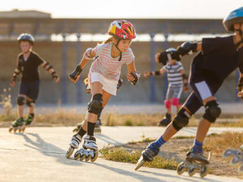 Speed Skating Technik: Kinder trainieren das schnelle Fahren auf Inlineskates.
