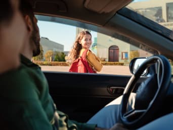 Auto Schule – Eltern bringen ihre Tochter mit dem Auto zur Schule. Auto Schule – Eltern bringen ihre Tochter mit dem Auto zur Schule.