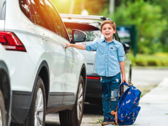 Elterntaxi – Schüler steigt nach dem Unterricht in das Auto der Eltern. Elterntaxi – Schüler steigt nach dem Unterricht in das Auto der Eltern.