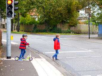 Kinder im Straßenverkehr: Schulkinder überqueren die Straße. Kinder im Straßenverkehr: Schulkinder überqueren die Straße.