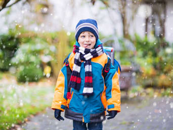 Kinder als Verkehrsteilnehmer: Kleiner Junge mit Schultasche im Schnee. Kinder als Verkehrsteilnehmer: Kleiner Junge mit Schultasche im Schnee.