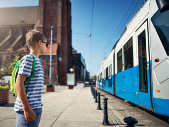 Ab wann dürfen Kinder alleine zur Schule fahren? – Bub wartet auf die Straßenbahn. Ab wann dürfen Kinder alleine zur Schule fahren? – Bub wartet auf die Straßenbahn.