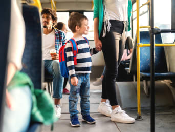 Schulweg mit dem Bus – Mutter und Sohn fahren zusammen mit dem Bus. Schulweg mit dem Bus – Mutter und Sohn fahren zusammen mit dem Bus.