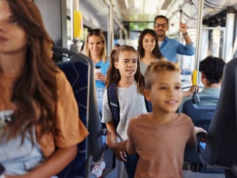 Alleine mit dem Zug fahren – Schulkinder fahren mit der Straßenbahn. Alleine mit dem Zug fahren – Schulkinder fahren mit der Straßenbahn.