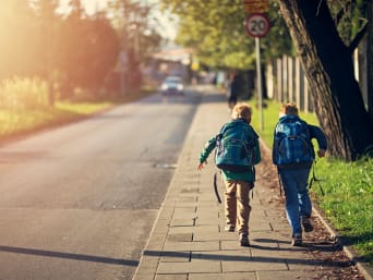 Sicherer Schulweg zu Fuß: Kinder laufen zur Schule. Sicherer Schulweg zu Fuß: Kinder laufen zur Schule.