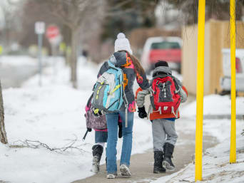 Een groep kinderen gaat lopend naar school.