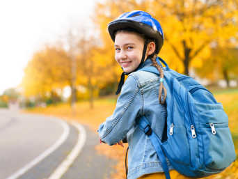 Roller oder Fahrrad: Rollerfahren erleichtert es Kindern, Radfahren zu lernen.  Roller oder Fahrrad: Rollerfahren erleichtert es Kindern, Radfahren zu lernen.
