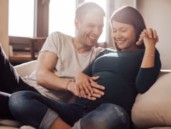 Meilensteine Schwangerschaft: Werdende Eltern freuen sich auf die Ankunft ihres Babys. Meilensteine Schwangerschaft: Werdende Eltern freuen sich auf die Ankunft ihres Babys.