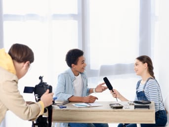 Schülerzeitung Themen: Schülerin führt mit einem Mitschüler ein Interview. Schülerzeitung Themen: Schülerin führt mit einem Mitschüler ein Interview.