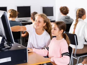 Schülerzeitung Redaktion: Schüler erstellen gemeinsam die Ausgabe der Schülerzeitung am Computer. Schülerzeitung Redaktion: Schüler erstellen gemeinsam die Ausgabe der Schülerzeitung am Computer.