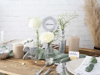 Tischdeko Silberhochzeit – Ein gedeckter Tisch für die Silberne Hochzeit.