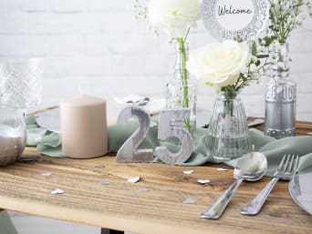 Bräuche zur Silberhochzeit: Gedeckter Tisch für die gemeinsame große Feier.