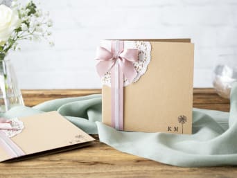 Aussergewöhnliche Einladungskarte zur Silberhochzeit: Einladung mit Spitzenornament. Aussergewöhnliche Einladungskarte zur Silberhochzeit: Einladung mit Spitzenornament.