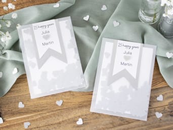 Einladung Silberhochzeit lustig: Selbst gemachte Einladung mit Konfetti-Herzen. Einladung Silberhochzeit lustig: Selbst gemachte Einladung mit Konfetti-Herzen.