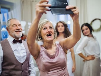 Outfits für Silberhochzeit: Hochzeitsgesellschaft macht gemeinsam ein Selfie. Outfits für Silberhochzeit: Hochzeitsgesellschaft macht gemeinsam ein Selfie.