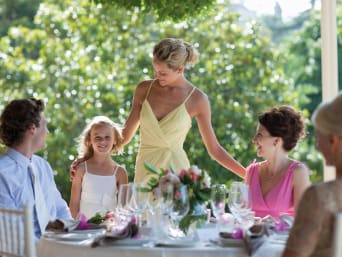 Silberhochzeit Kleidung Gast: Hochzeitsgäste sitzen auf der Terrasse am gedeckten Tisch. Silberhochzeit Kleidung Gast: Hochzeitsgäste sitzen auf der Terrasse am gedeckten Tisch.