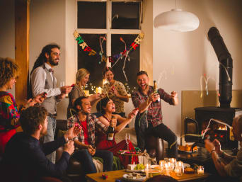 Oudejaarsavond plannen: een groep vrienden tijdens een nieuwjaarsfeest. Oudejaarsavond plannen: een groep vrienden tijdens een nieuwjaarsfeest.