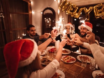 Familie tijdens het nieuwjaarsfeest: heerlijke recepten en snacks voor oudejaarsavond. Familie tijdens het nieuwjaarsfeest: heerlijke recepten en snacks voor oudejaarsavond.