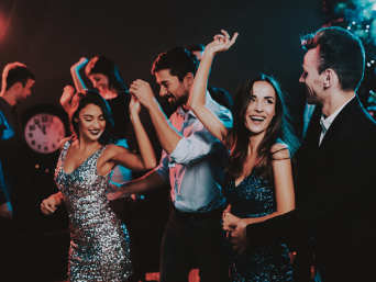 Nieuwjaarsoutfit voor dames en heren: feestgangers in elegante outfits.  Nieuwjaarsoutfit voor dames en heren: feestgangers in elegante outfits.