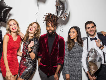 Nieuwjaarsoutfit voor dames en heren: groep chique geklede feestgangers. Nieuwjaarsoutfit voor dames en heren: groep chique geklede feestgangers.